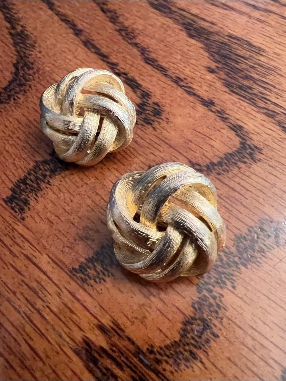 Vintage Lisner Gold Knotted Basket Weave Clip-On Earrings Textured Gold Metallic